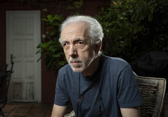 Fernando Trueba fotografiado en el jardín de su casa madrileña.