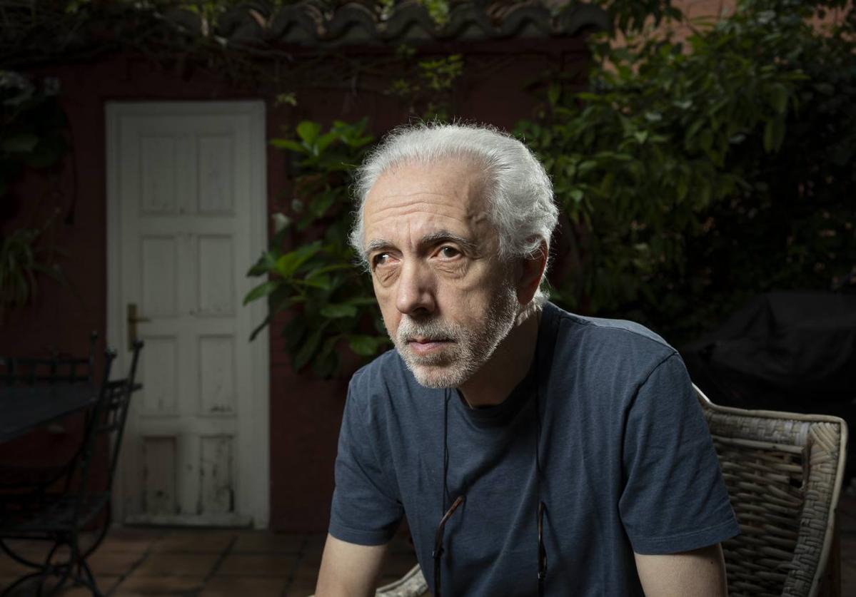 Fernando Trueba fotografiado en el jardín de su casa madrileña.