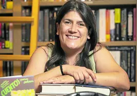 Lucía Alonso, entre libros y con el teléfono familiar.