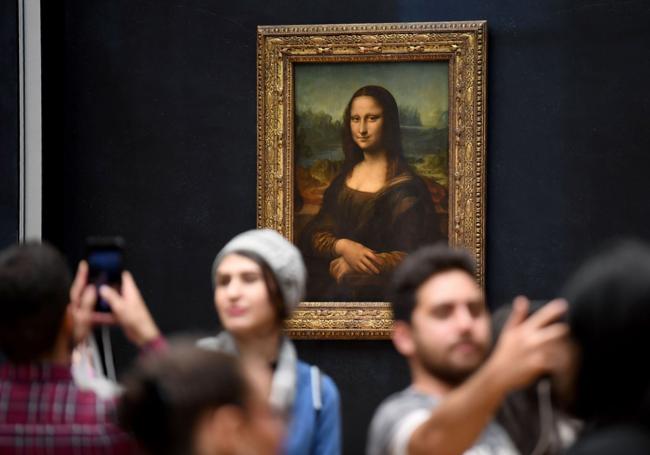 Selfis delante de 'La Gioconda'.