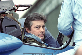 El actor francés Alain Delon posa el 18 de abril de 1988 a bordo de un Alphajet de la Patrulla Aérea Francesa.