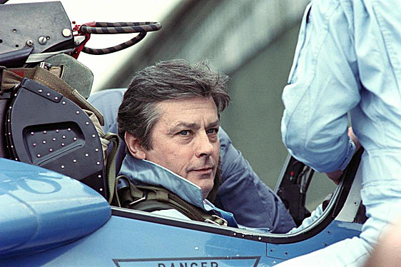 La familia de Alain Delon traiciona su última voluntad y no sacrificarán a su perro