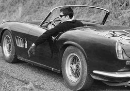 Al volante del mítico 250 SWB California que adquirió en 1963 a su amigo, el actor y director Gérard Blain