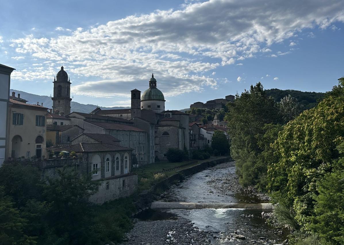 Imagen secundaria 1 - A la izquierda, Pontremoli. A la derecha, descenso a Sarzana