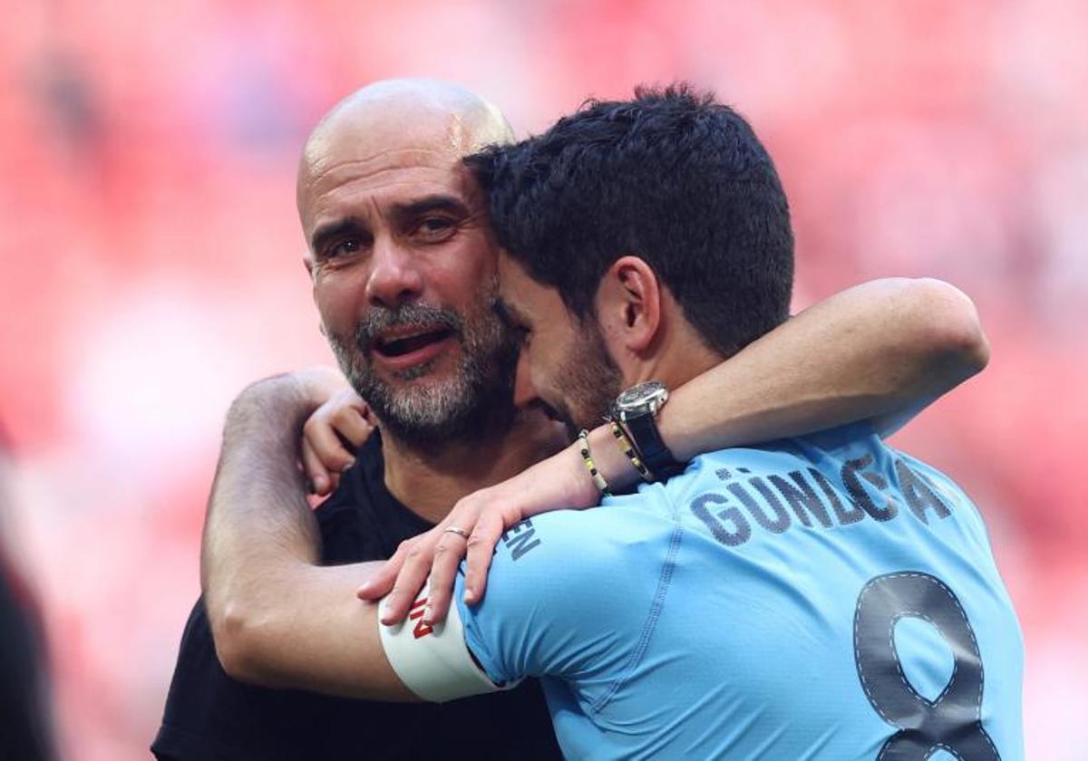 Ilkay Gündogan se abraza a Pep Guardiola tras ganar un título con el City.