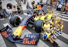 Varios niños, junto a una réplica del Red Bull de Verstappen en Zandvoort.