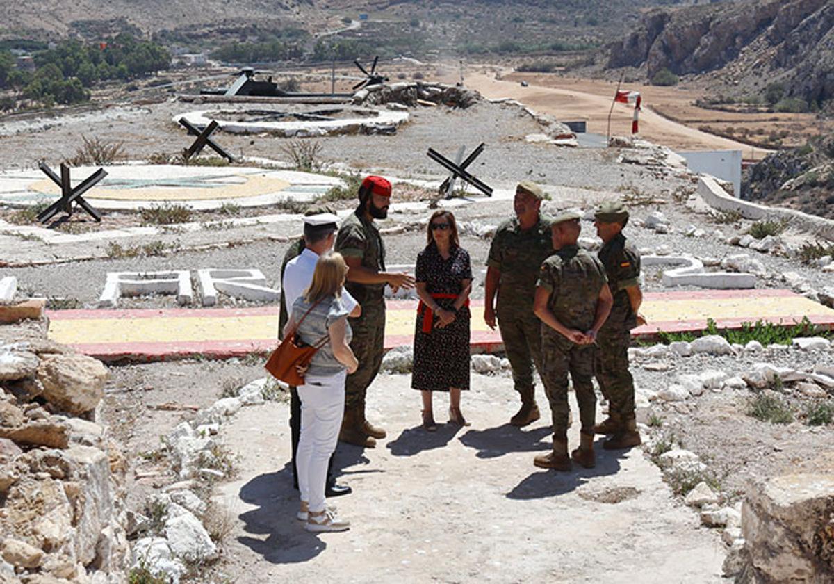 La ministra de Defensa, Margarita Robles, en su visita este lunes al peñón de Vélez de La Gomera; al fondo Marruecos