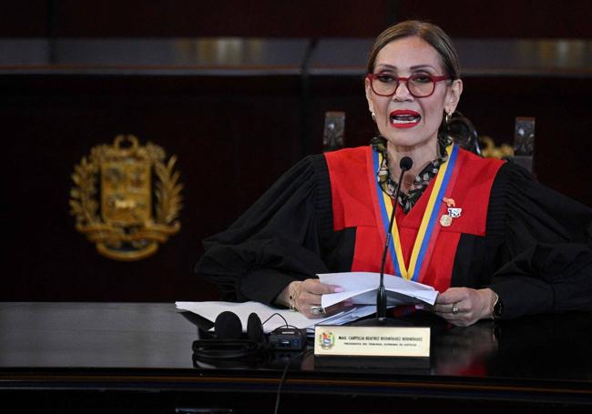 Caryslia Rodríguez, presidenta del Tribunal Supremo venezolano, lee la sentencia sobre las pasadas elecciones.