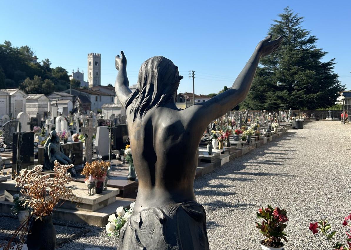 Imagen secundaria 1 - Arriba, panorámica desde la Torre Guigini, en Lucca. A la izquierda, cementerio toscano. A la derecha, Pieve de Santa María en Gambassi Terme.