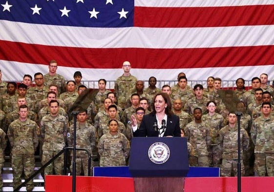 Kamala Harris durante una base militar en California en 2022.