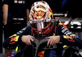 Max Verstappen, al entrar en su monoplaza.