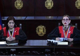 La presidenta del Tribunal Supremo de Venezuela, Caryslia Rodríguez, a la derecha, durante la lectura de la sentencia.