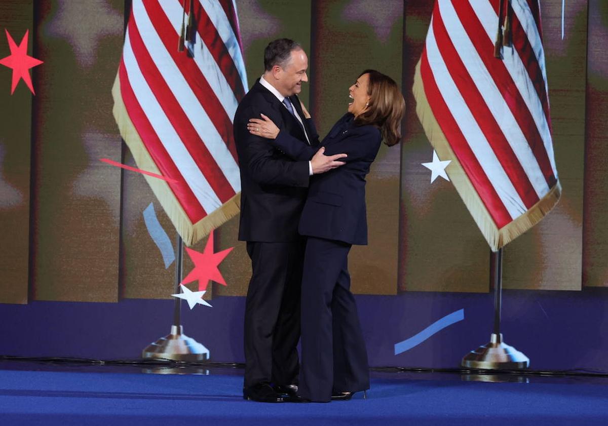 Imagen principal - Kamala Harris se abraza a su marido', Doug Emhoff; Pink, con su hija, puso el broche final a la fiesta demócrata; Leela, la sobrina nieta de la candidata juega con unos globos en el escenario.