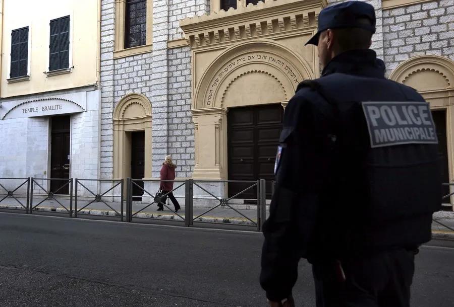 Un policía municipal vigila una sinagoga en Niza.