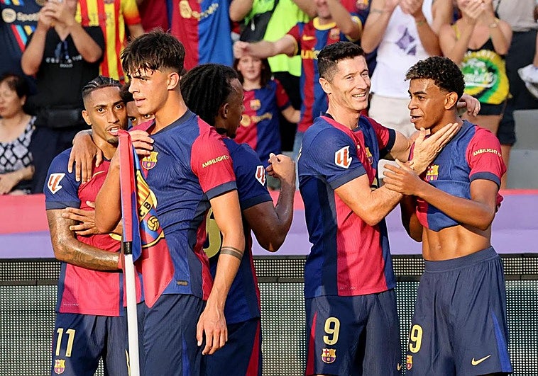 Los jugadores del Barça celebran el gol de Lamine Yamal.