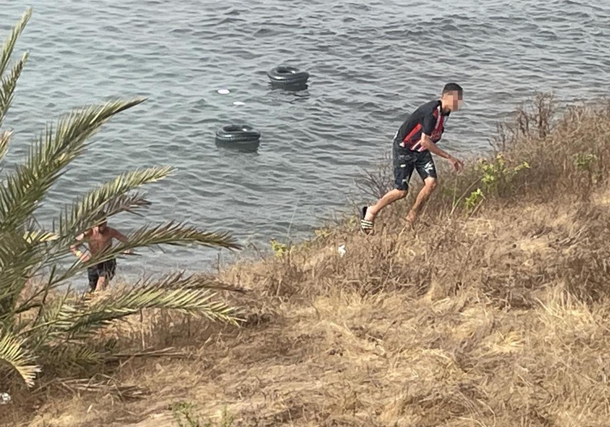 Varios menores alcanzan este sábado la costa de Ceuta con la ayuda de flotadores