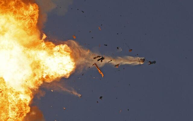 Un misil del escudo antiaéreo de Isrel destruye en pleno vuelo un cohete lanzado por Hezbolá durante el enfrentamiento.