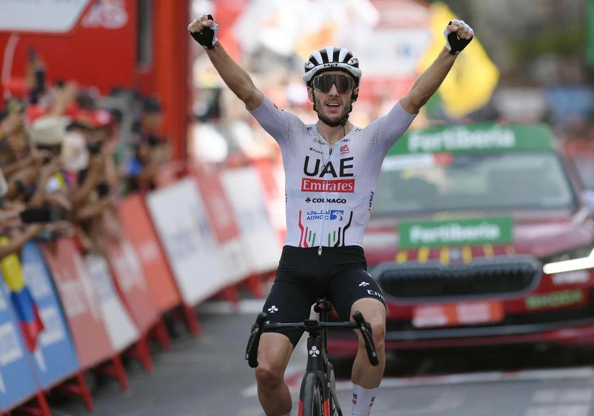 Adam Yates celebra la victoria de etapa.