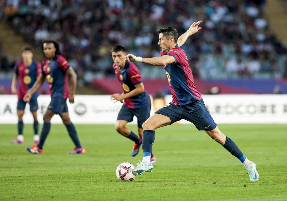 Robert Lewandowski, durante el partido contra el Athletic en Montjuic.