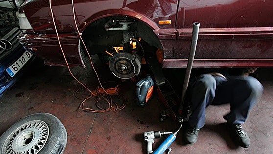Falta de conocimientos y de convencimiento: así se vive en los talleres la llegada del coche eléctrico