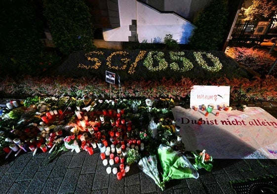 Flores cerca del lugar del ataque moral con un cuchillo en Solingen, Alemania