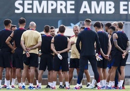 Hansi Flick, durante un entrenamiento del Barça.