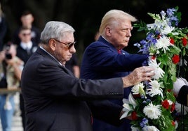 Donald Trump deposita una corona de flores en el cementerio de Arlington acompañado del abuelo de un sargento fallecido en el atentado de Abbey Gate.