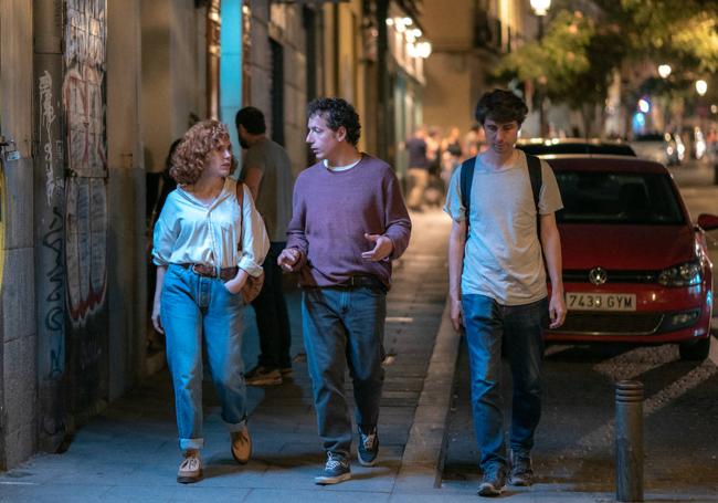 Jonás Trueba junto a Itsaso Arana y Vito Sanz en el Madrid que aparece en el filme.