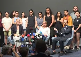 El productor teatral Nacho Cano en una rueda de prensa rodeado de los estudiantes mexicanos.