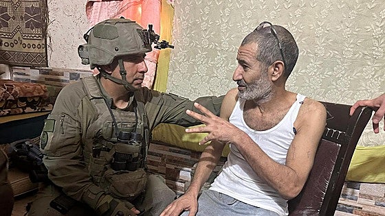 El ejército israelí descubre a un rehén vivo y solo dentro de un túnel en Gaza