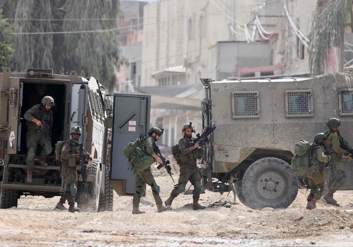 Las tropas israelíes se despliegan por el campo de refugiados de Tulkarem, en Cisjordania.