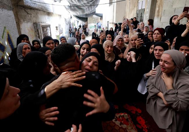 Una mujer muestra su dolor en la bombardeada ciudad de Nur Shams.