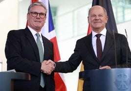 El primer ministro británico, Keir Starmer, estrecha la mano al canciller alemán, Olaf Schgolz, durante su visita este miércoles a Berlín.