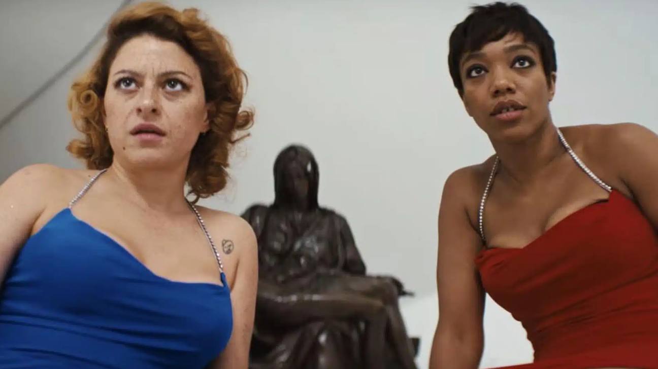 Alia Shawkat y Naomi Ackie en 'Parpadea dos veces'