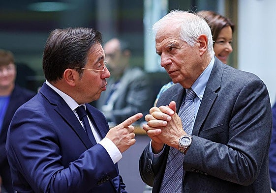 Borrell conversa con el ministro español de Exteriores, José Manuel Albares, este jueves en Bruselas.
