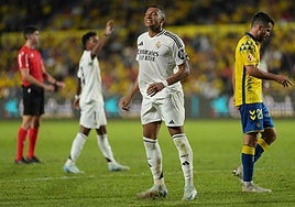 Kylian Mbappé se lamenta tras fallar una ocasión ante Las Palmas.