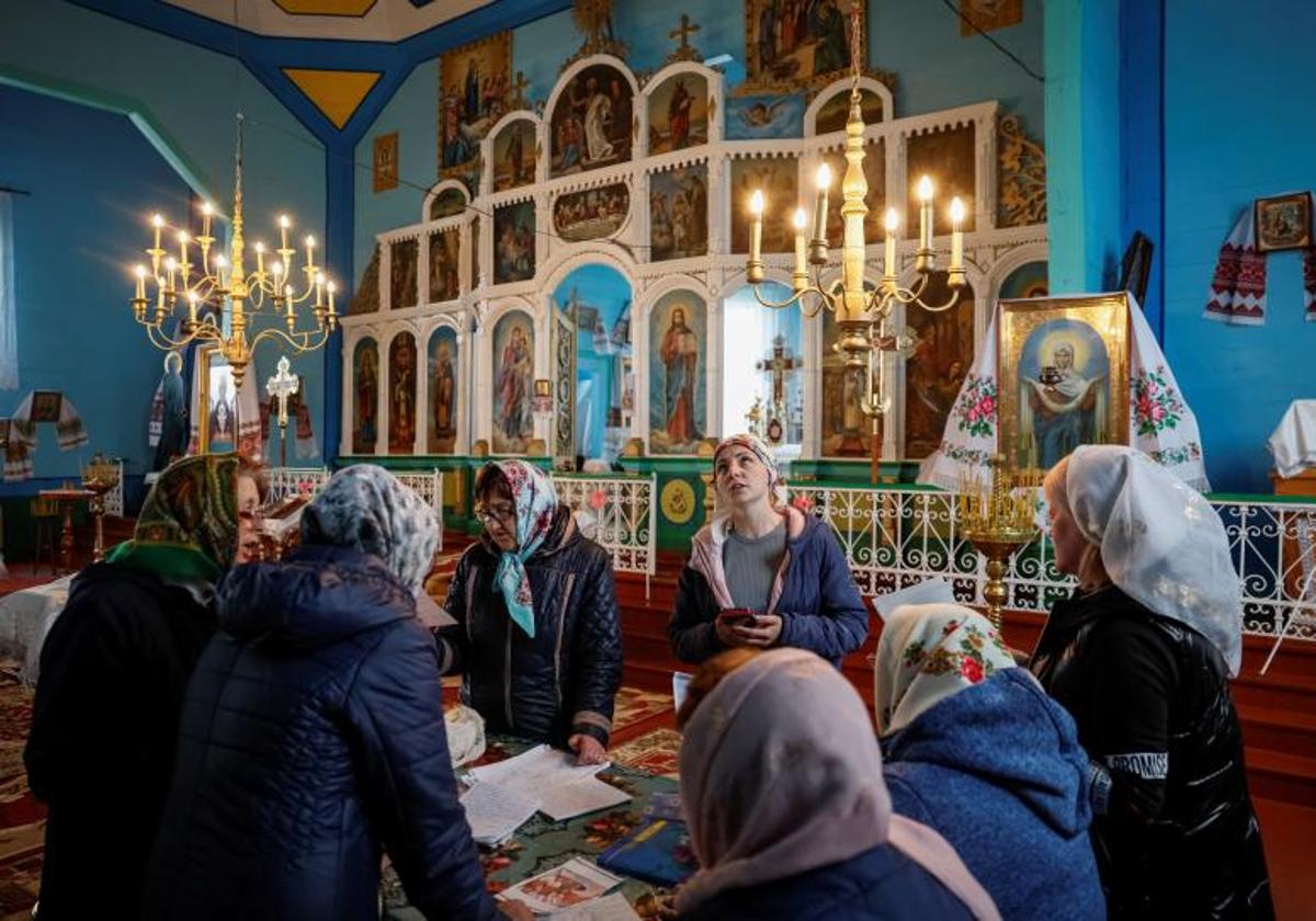 Un coro ensaya en la iglesia ortodoxa ucraniana de Hrabivtsi.