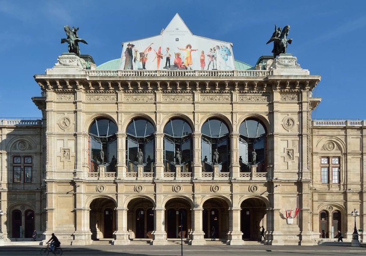 La Ópera Estatal de Viena cuyos arquitectos pusieron fin a sus vida antes de la inauguración del edificio, que había recibido críticas feroces