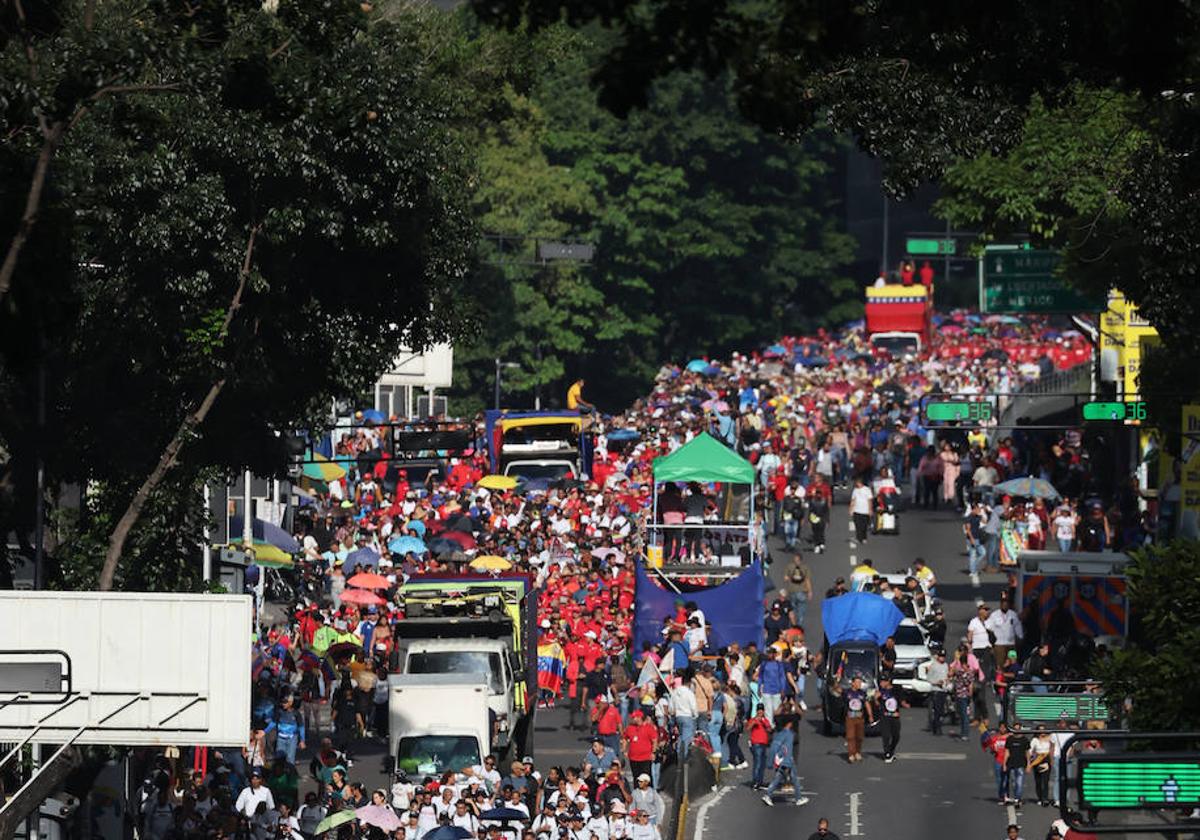 Una protesta nocturna por las calles de Caracas.