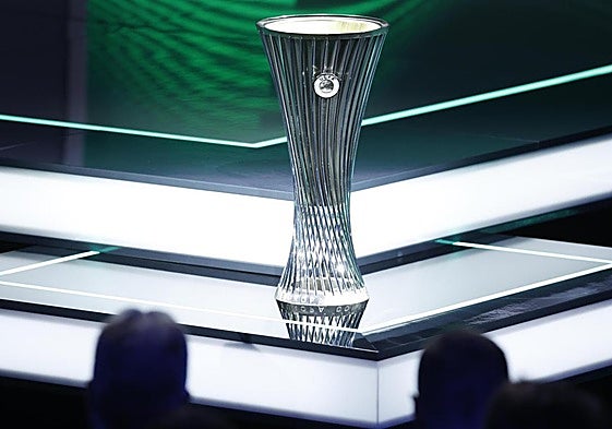 El trofeo de la Conference League