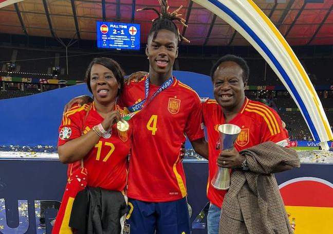 Nico Williams, campeón de Europa, junto a sus padres María y Félix.