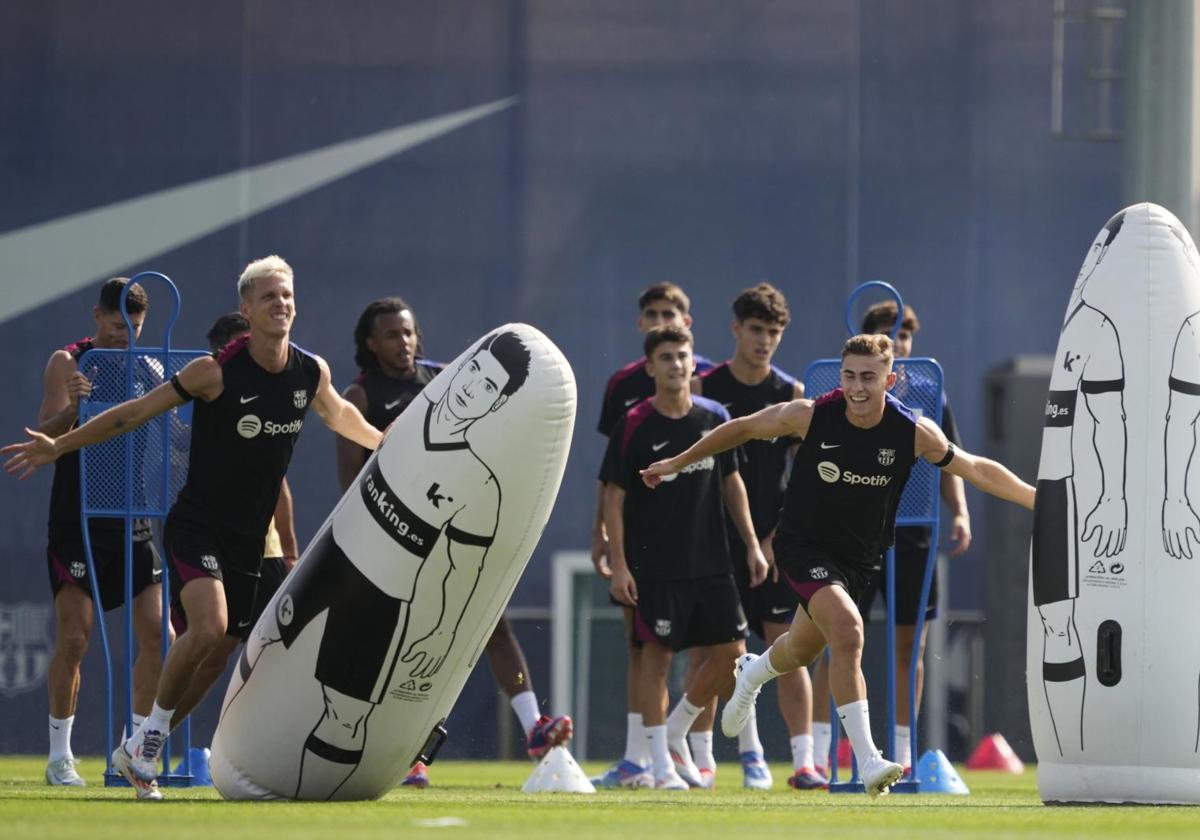 Dani Olmo y Fermín López, durante el entrenamiento del Barça en la Ciudad Deportiva Joan Gamper.