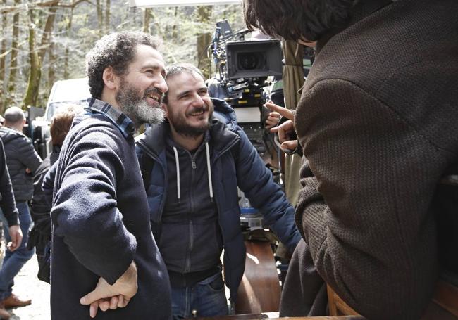 Jon Garaño y Aitor Arregi en el rodaje de 'Marco'.