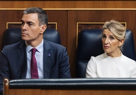 El presidente del Gobierno, Pedro Sánchez, y la vicepresidenta segunda y ministra de Trabajo y Economía Social, Yolanda Díaz en la solemne sesión de apertura de las Cortes