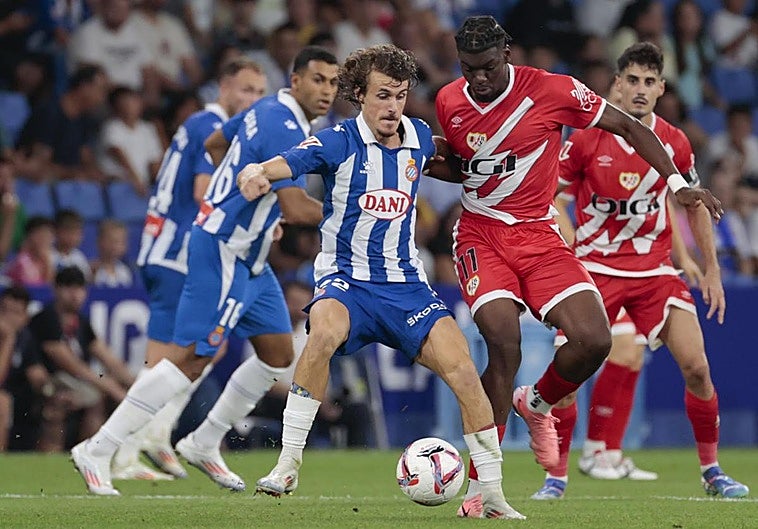 El Espanyol logra su primera victoria con un gol en el descuento contra el Rayo
