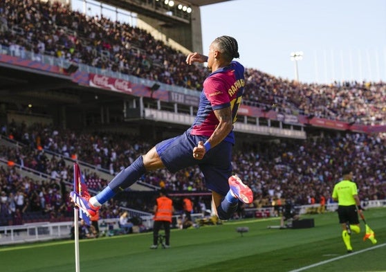 Raphinha celebra el primero de sus tres goles al Valladolid.