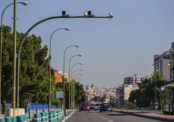 Los radares de tramo son sistemas más sofisticados que monitorizan la velocidad de los vehículos a lo largo de varios kilómetros