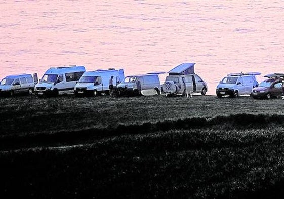 Caravanistas disfrutan del atardeceer en Val de San Vicente (Cantabria).