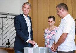 Björn Höcke, líder de Alternativa para Alemania (AfD) en Turingia, al acudir a votar este domingo.