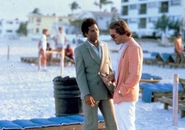 Sonny Crockett (Don Johnson) y Ricardo Tubbs (Philip Michael Thomas) en una escena de 'Corrupción en Miami'.